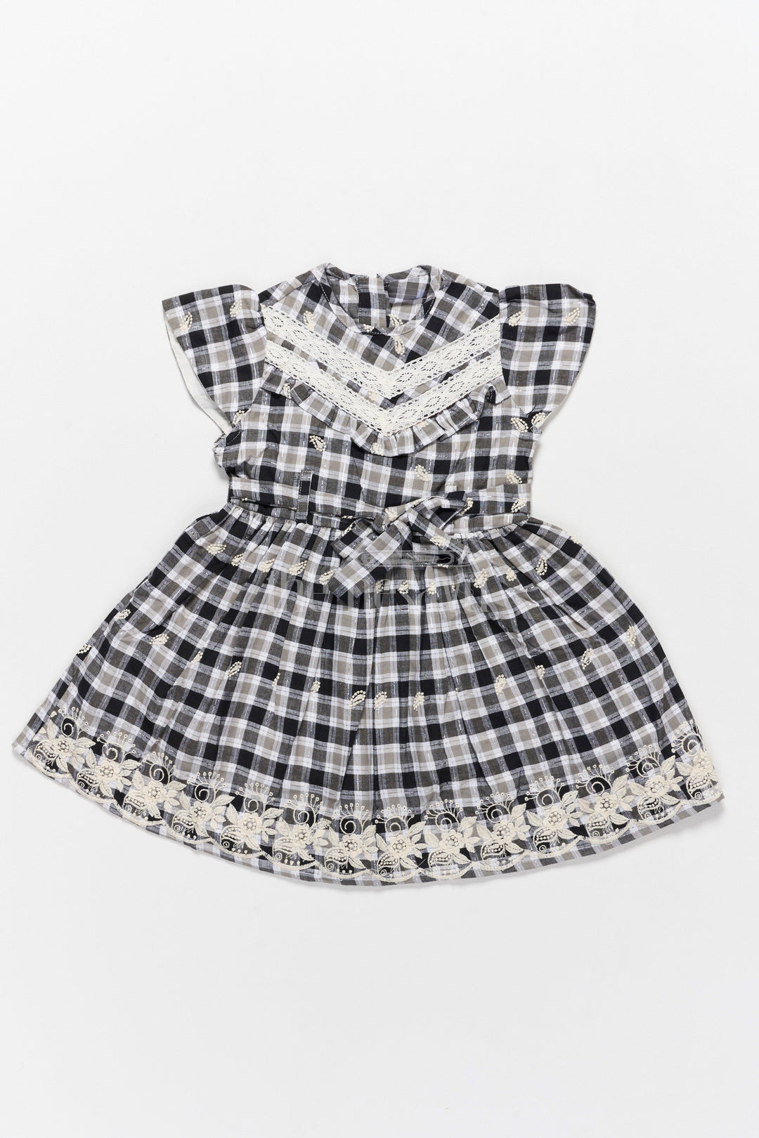 The Nesavu Girls Cotton Frock Classic Black and White Checked Cotton Frock with Lace Hem New Frock Model Nesavu 22 (4Y) / Half white GFC1486A-22 Nesavu Black White Checked Hakoba Cotton Frock Lace Neckline Embroidered Hem